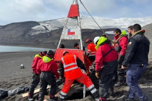 Helicóptero Naval trasladó señalética marítima hasta Isla Decepción en la Antártica