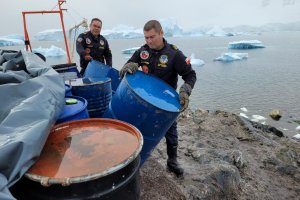 Capitanía de Puerto Bahía Paraíso realizó limpieza de desechos en el Territorio Chileno Antártico