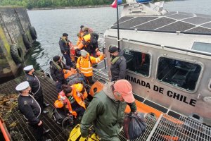 Armada rescató a 10 personas desde lancha a motor que tocó fondo en cercanías de Puerto Aguirre