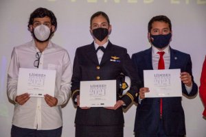 Teniente Daniela Figueroa de la Armada de Chile fue seleccionada dentro de los “100 jóvenes líderes” por la Universidad Adolfo Ibáñez
