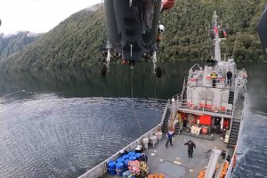 Servidores navales efectúan reabastecimiento de faro Cabo Raper