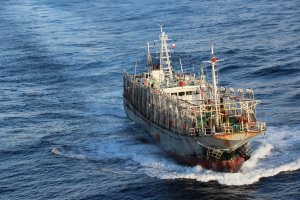 Armada de Chile efectúa fiscalización a flota extranjera que se desplaza de sur a norte del país