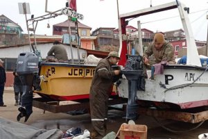 Infantes de Marina efectuaron manutención a los motores de las lanchas pertenecientes a los pescadores de Pichicuy