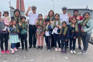 Niños del Altiplano visitaron la Cuarta Zona Naval en Iquique