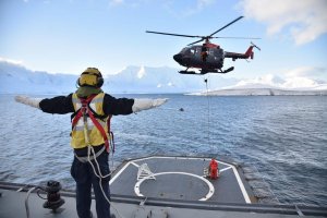 OPV 83 “Marinero Fuentealba” efectúa mantenimiento a la señalización marítima en estrecho de Bismarck y puerto Lock Roy