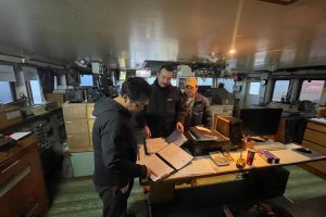 OPV “Marinero Fuentealba” realizó operativo de fiscalización en Territorio Chileno Antártico