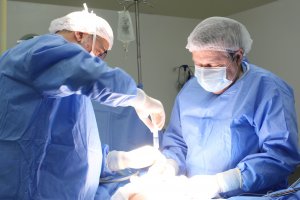 Hospital “Almirante Adriazola” apoya Hospital “Las Higueras” para reducción de lista de espera quirúrgica