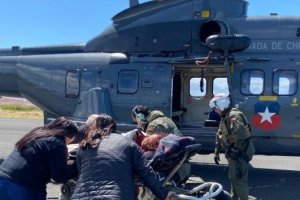 Helicóptero Naval evacúa a paciente desde isla Mocha hasta Lebu