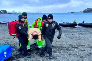 Armada de Chile apoya evacuación médica de turista en Territorio Chileno Antártico