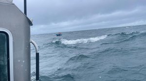 Autoridad Marítima de Punta Arenas auxilia a dos tripulantes que se encontraban a la deriva en el Estrecho de Magallanes