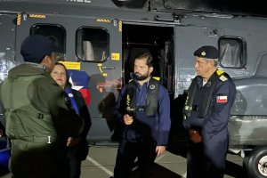 Presidente Gabriel Boric efectuó sobrevuelo nocturno en aeronave de la Armada 