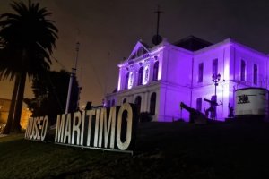 Frontis del Museo Marítimo Nacional se engalanó de púrpura por la epilepsia
