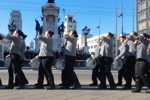 Escolares de diferentes regiones del país rinden homenaje a las Glorias Navales en Valparaíso