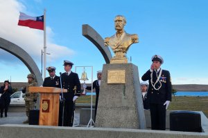 La Armada de Chile rindió homenajes a las Glorias navales en diversas localidades aisladas de la Tercera Zona Naval