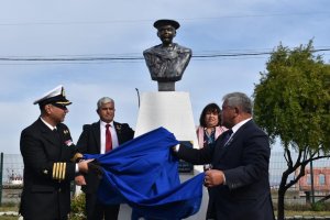 Armada de Chile entregó busto del Marinero 2º Gregorio Araya a la comuna de Tomé