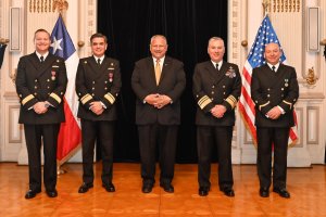 Secretario de Marina de Estados Unidos condecoró a tres marinos Chilenos