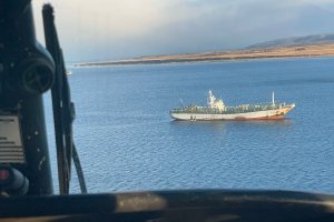 Armada de Chile fiscaliza tránsito de flota extranjera por el Estrecho de Magallanes