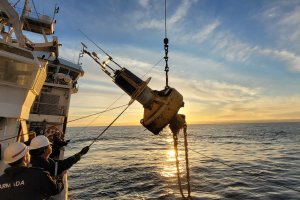 Buque científico de la Armada ASG-61 “Cabo de Hornos” realiza mantenimiento a boyas meteo-oceanográficas y del SNAM