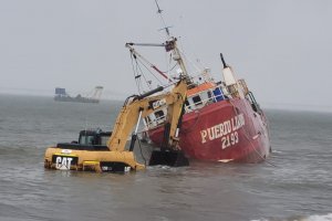Autoridad Marítima de Quintero logró desvarar lancha que se encontraba encallada en la playa de Loncura