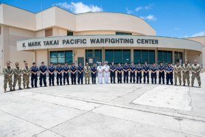 Comandante en Jefe de la Armada visita base de operaciones RIMPAC 2024