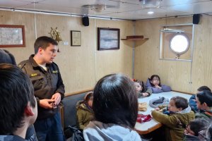 Escolares de Islas Tac y Mechuque recorrieron el Patrullero Médico Dental “Cirujano Videla”