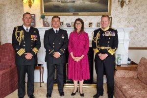 Oficial se graduó de la Armada del Britannia Royal Naval College 