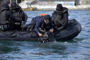 Buzos de combate entrenaron en la bahía de Valparaíso