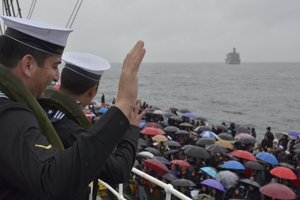 Bajo la lluvia la "Dama Blanca" inició su 62º Crucero de Instrucción