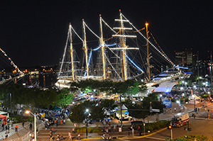 Esmeralda participa en desfile de buques en base naval más grande del mundo