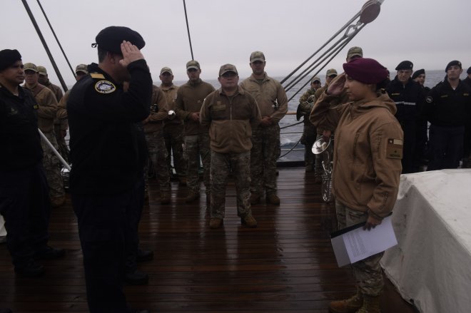 Buque Escuela (BE) “Esmeralda” reliza ceremonia en el Día Nacional de la Bandera y Combate de La Concepción